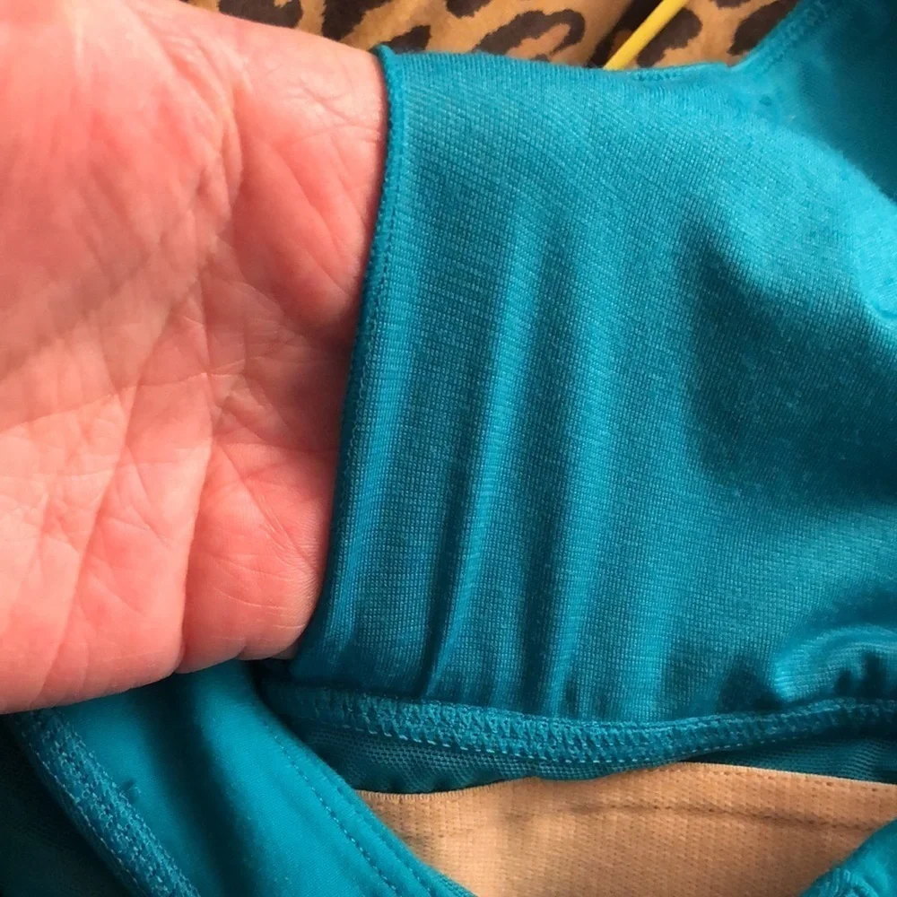 Lululemon Athletica large V-neck tank top turquoise built in bra mesh detail